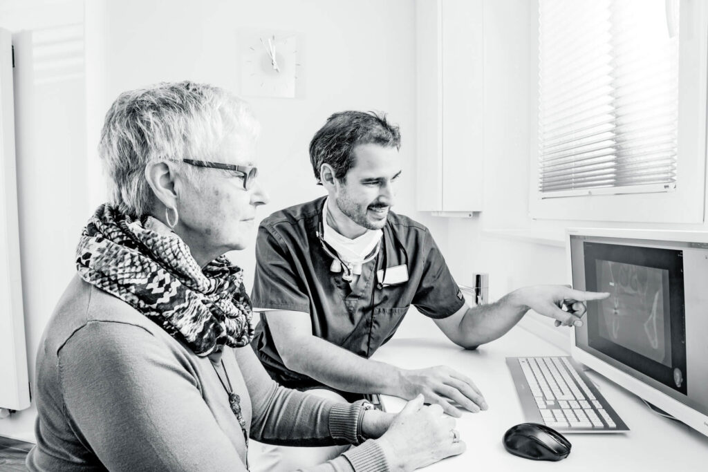 Ihr Zahnarzt in Bochum berät Patienten bei der Entscheidung, ob Implantat oder Brücke der richtige Zahnersatz ist