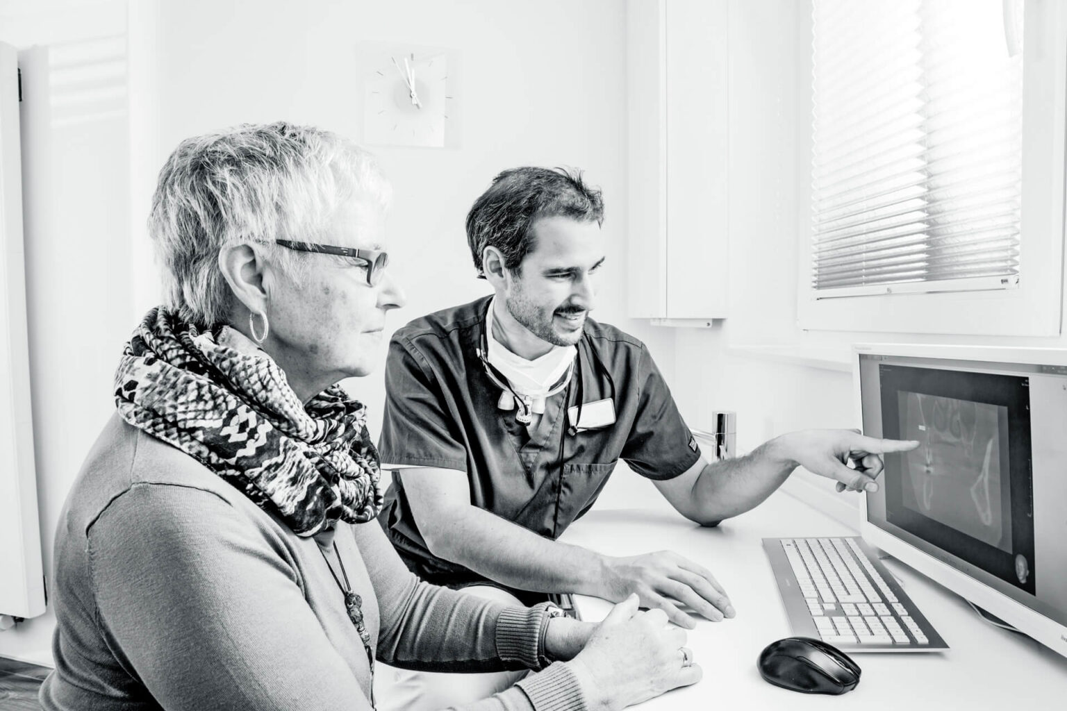 Ihr Zahnarzt in Bochum berät Patienten bei der Entscheidung, ob Implantat oder Brücke der richtige Zahnersatz ist