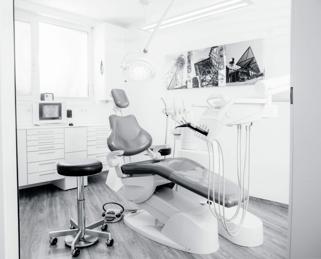 Ihr Zahnarzt in Bochum berät Patienten bei der Entscheidung, ob Implantat oder Krone der passende Zahnersatz ist