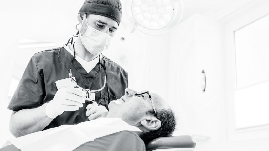 Ihr Zahnarzt in Bochum berät Patienten zu implantatgetragenen Zahnprothesen im Oberkiefer