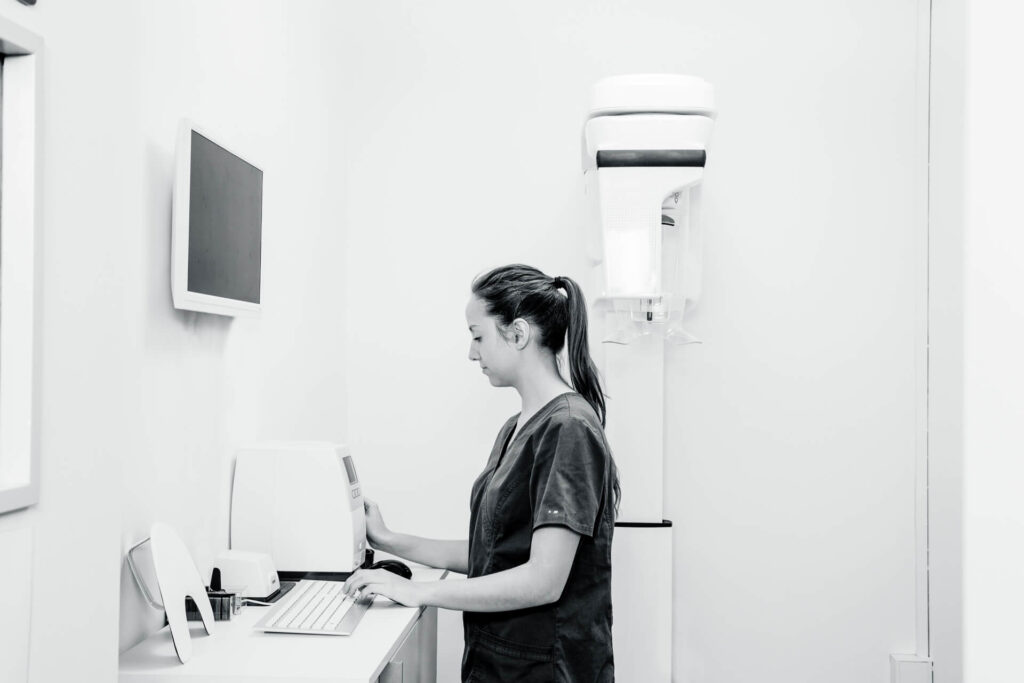 Ihr Zahnarzt in Bochum berät Patienten bei der Entscheidung, ob Krone oder Implantat der richtige Zahnersatz ist