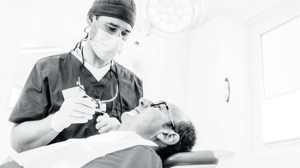 Ihr Zahnarzt berät Sie umfassend zu Titan- und Keramikimplantate