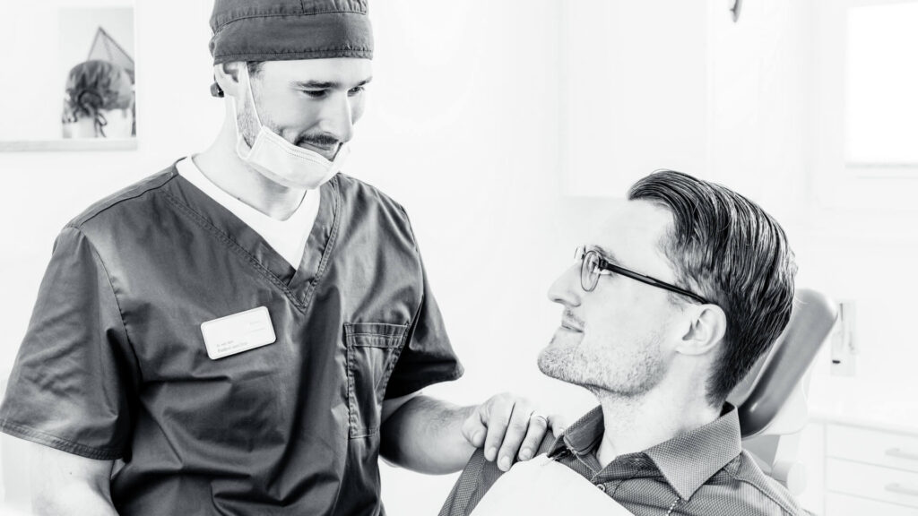 Ihr Zahnarzt in Bochum berät Patienten, wie sich die Heilung nach einem Zahnimplantat optimal fördern lässt.